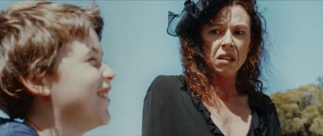 Court-métrage Je ne pleurerai plus : à un enterrement une mère regarde son fils qui rit